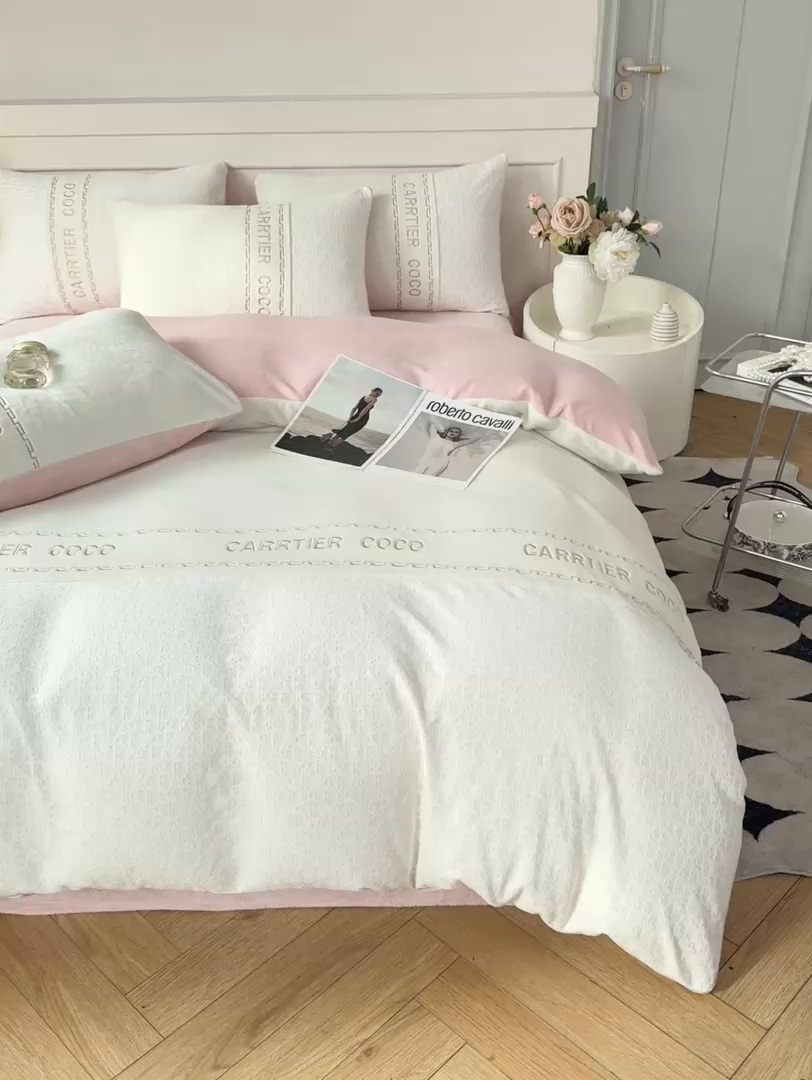 91家纺网 家纺一手货源 找家纺 灰鲸 2025新款牛奶绒拼接刺绣雕花套件-露娜 露娜-奶昔白+可可粉