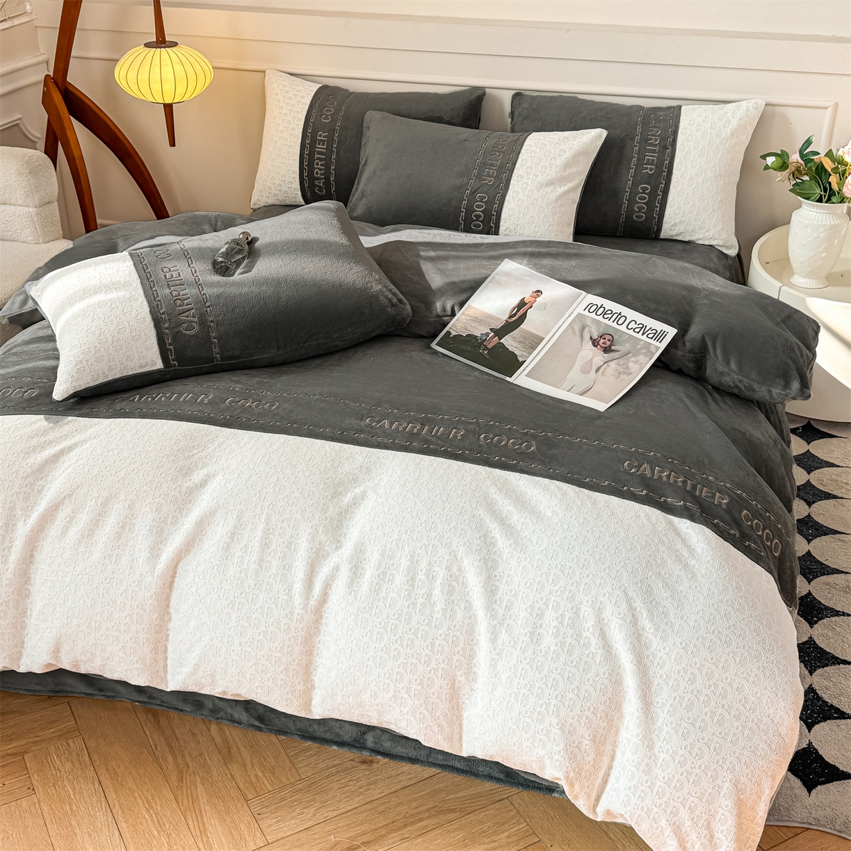 91家纺网 家纺一手货源 找家纺 灰鲸 2025新款牛奶绒拼接刺绣雕花套件-露娜 露娜-绅士灰