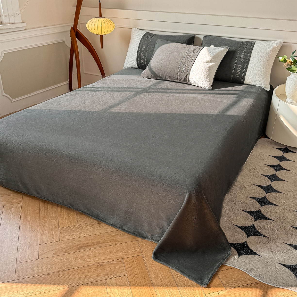 91家纺网 家纺一手货源 找家纺 灰鲸 2025新款牛奶绒拼接刺绣雕花套件-露娜 露娜-绅士灰