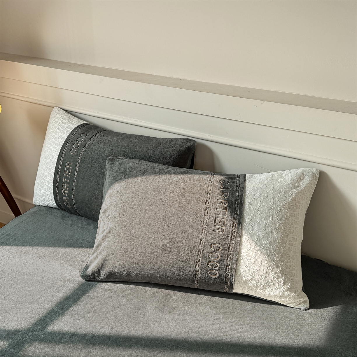 91家纺网 家纺一手货源 找家纺 灰鲸 2025新款牛奶绒拼接刺绣雕花套件-露娜 露娜-绅士灰