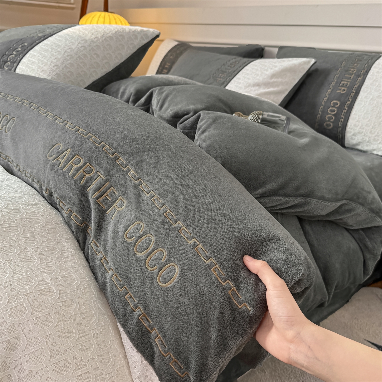 91家纺网 家纺一手货源 找家纺 灰鲸 2025新款牛奶绒拼接刺绣雕花套件-露娜 露娜-绅士灰