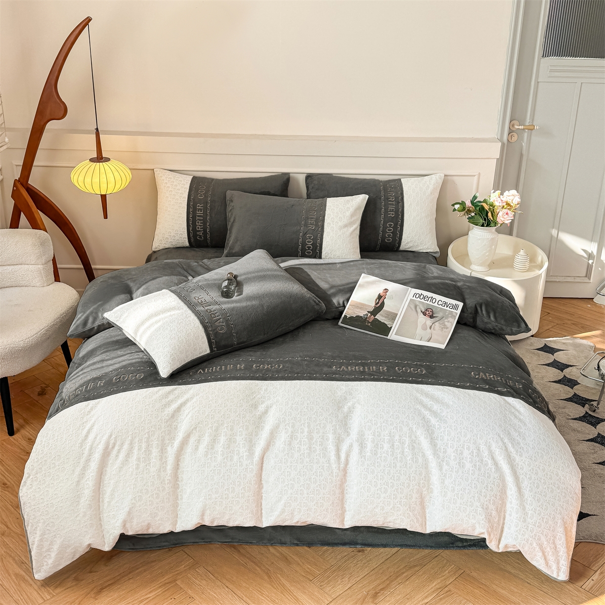 91家纺网 家纺一手货源 找家纺 灰鲸 2025新款牛奶绒拼接刺绣雕花套件-露娜 露娜-绅士灰