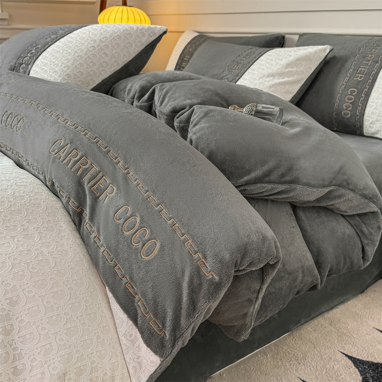 91家纺网 家纺一手货源 找家纺 灰鲸 2025新款牛奶绒拼接刺绣雕花套件-露娜 露娜-绅士灰