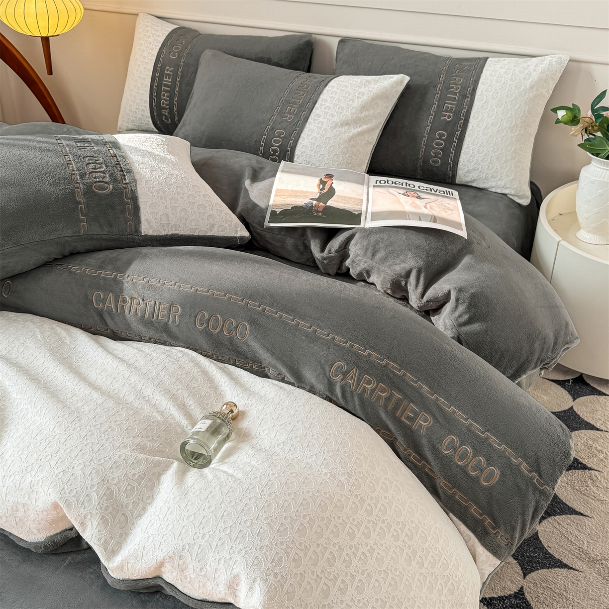 91家纺网 家纺一手货源 找家纺 灰鲸 2025新款牛奶绒拼接刺绣雕花套件-露娜 露娜-绅士灰