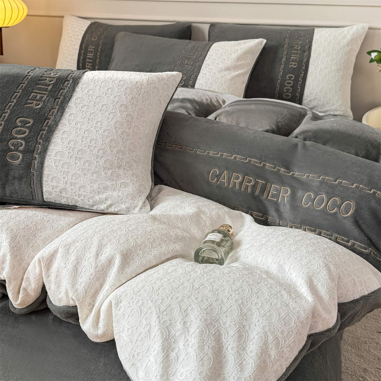 91家纺网 家纺一手货源 找家纺 灰鲸 2025新款牛奶绒拼接刺绣雕花套件-露娜 露娜-绅士灰