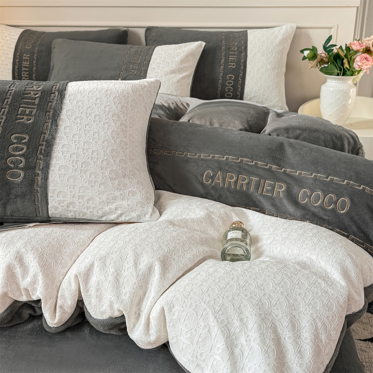 91家纺网 家纺一手货源 找家纺 灰鲸 2025新款牛奶绒拼接刺绣雕花套件-露娜 露娜-绅士灰