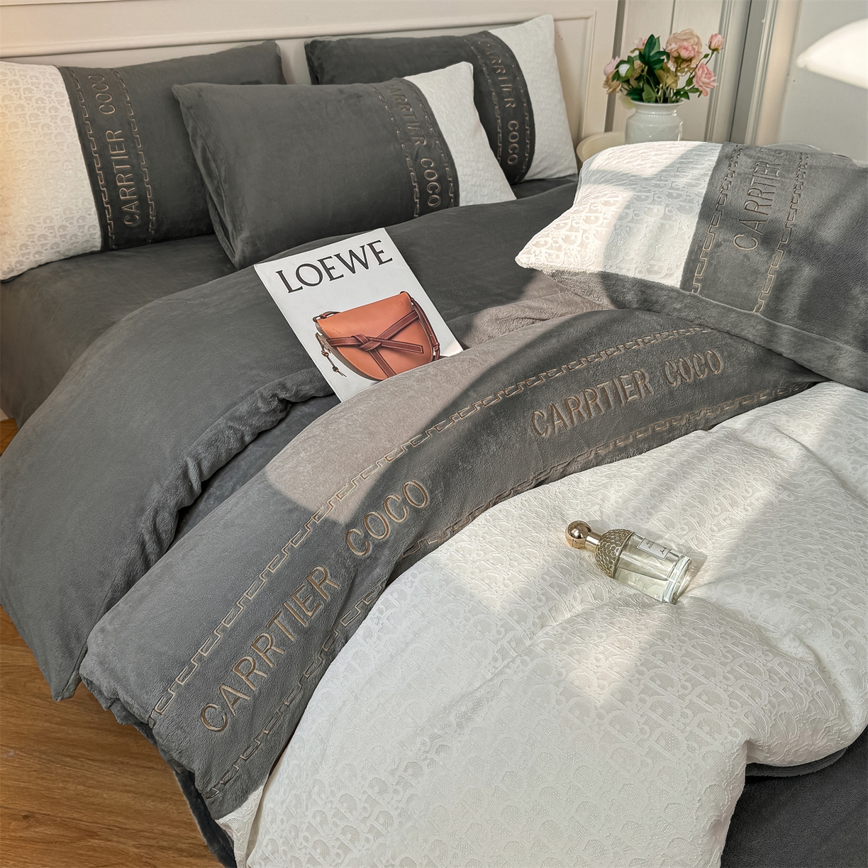 91家纺网 家纺一手货源 找家纺 灰鲸 2025新款牛奶绒拼接刺绣雕花套件-露娜 露娜-绅士灰