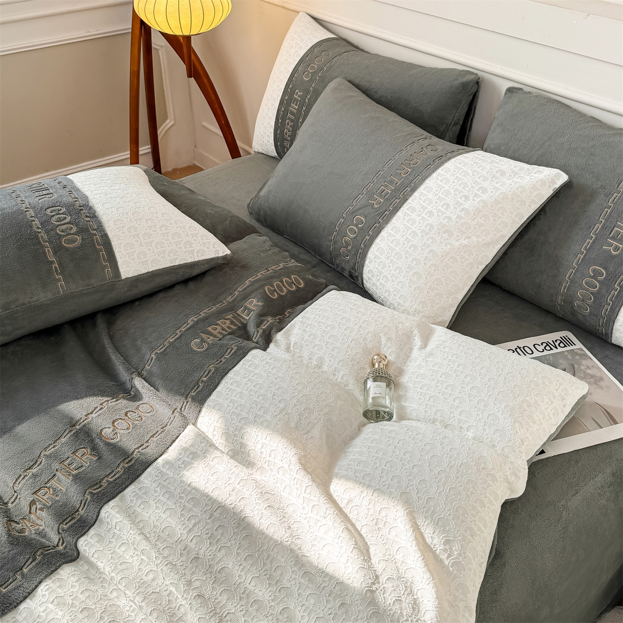 91家纺网 家纺一手货源 找家纺 灰鲸 2025新款牛奶绒拼接刺绣雕花套件-露娜 露娜-绅士灰