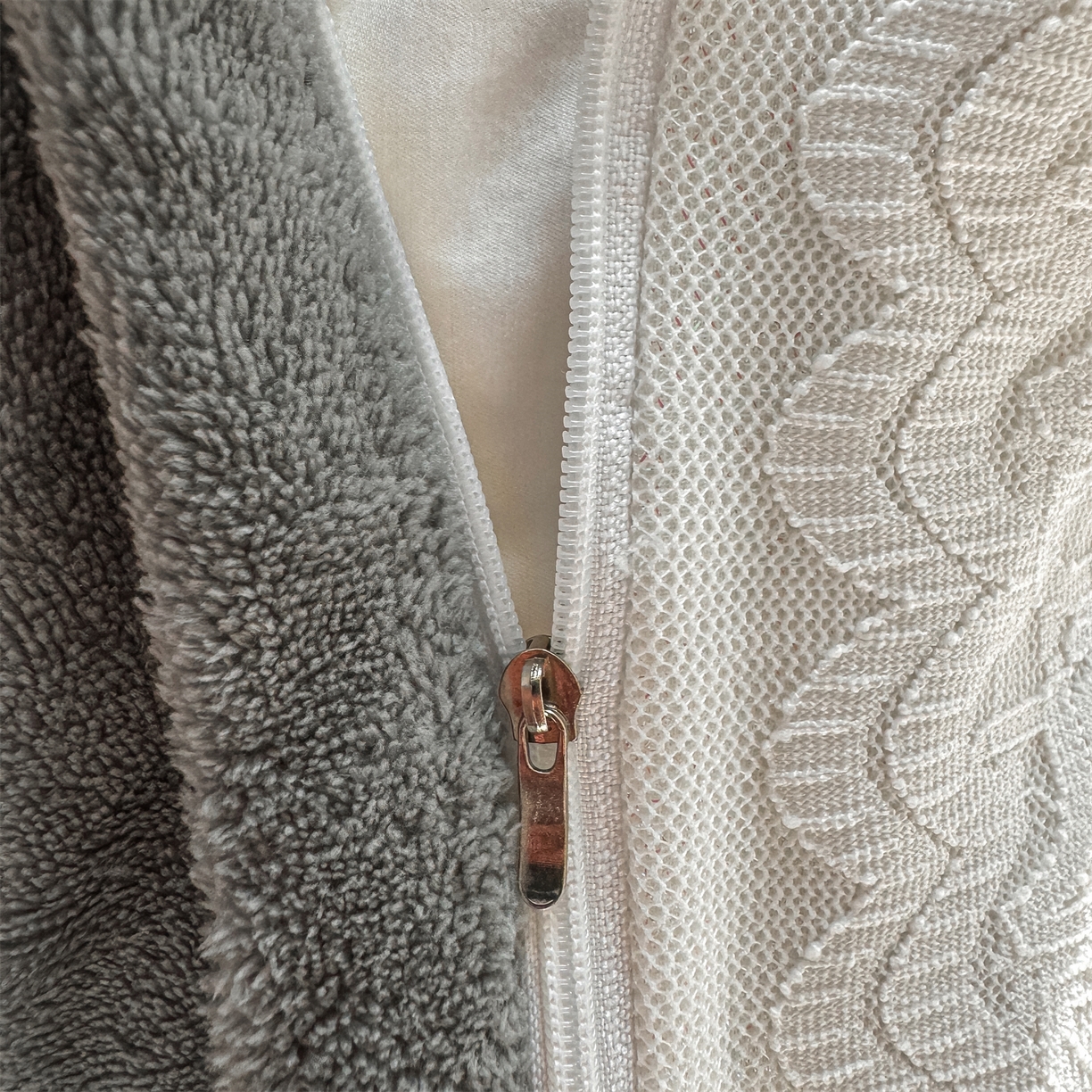 91家纺网 家纺一手货源 找家纺 灰鲸 2025新款牛奶绒拼接刺绣雕花套件-露娜 露娜-绅士灰