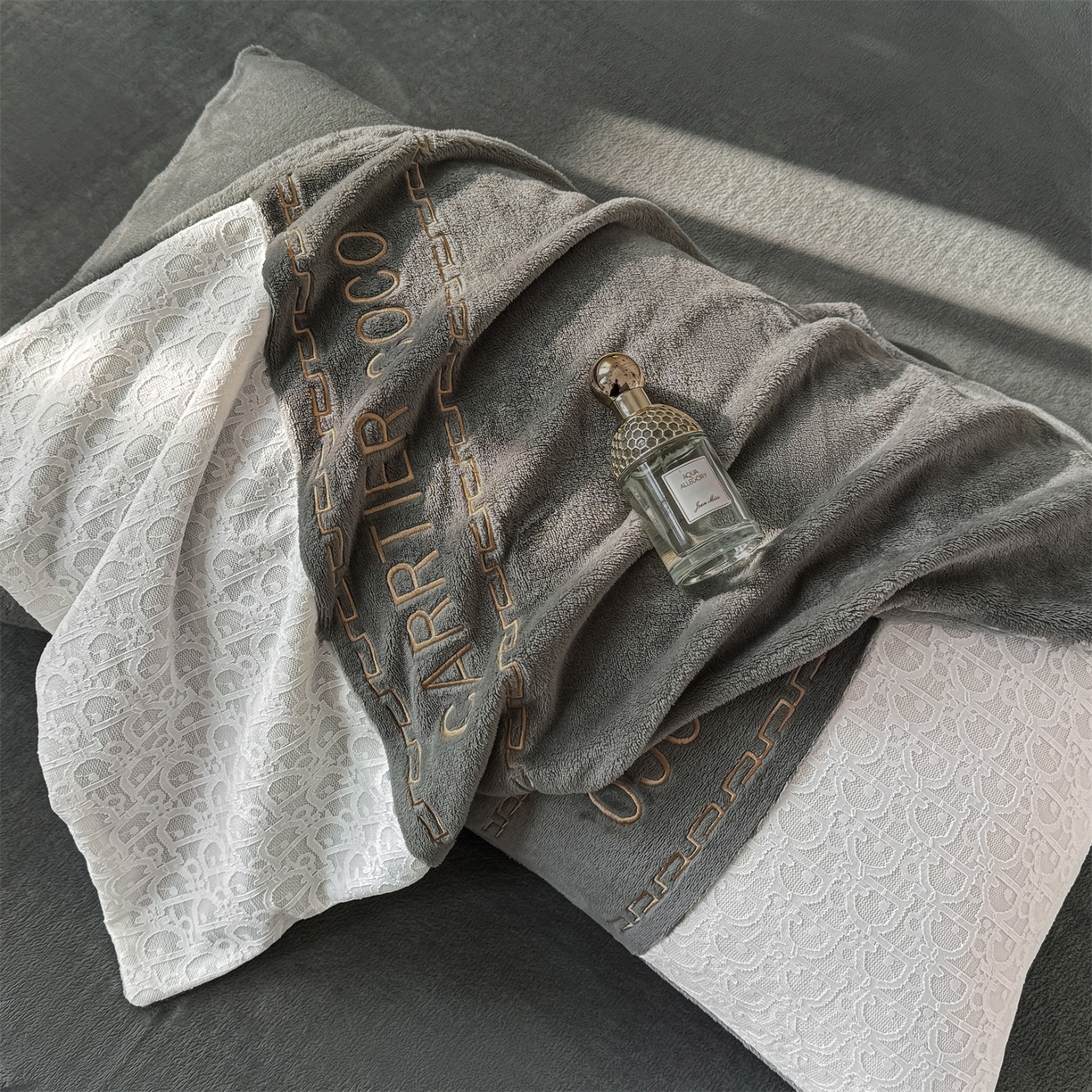 91家纺网 家纺一手货源 找家纺 灰鲸 2025新款牛奶绒拼接刺绣雕花套件-露娜 露娜-绅士灰