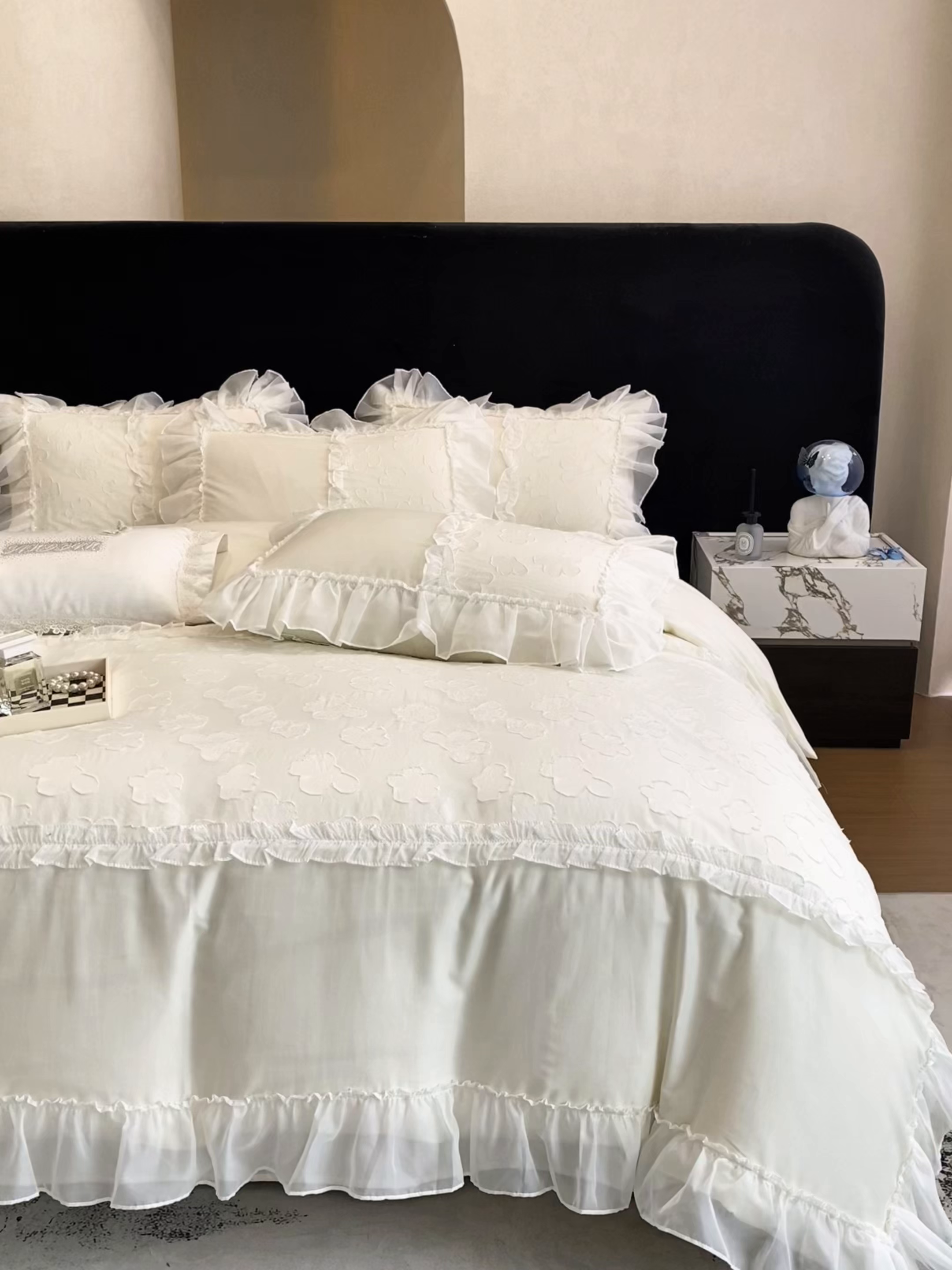 91家纺网 家纺一手货源 找家纺 丞音 2025新款法式轻奢A类长绒棉50s双股100支贡缎全棉被套纯棉四件套床笠高档礼盒包装-丽芙系列 丽芙-高级白