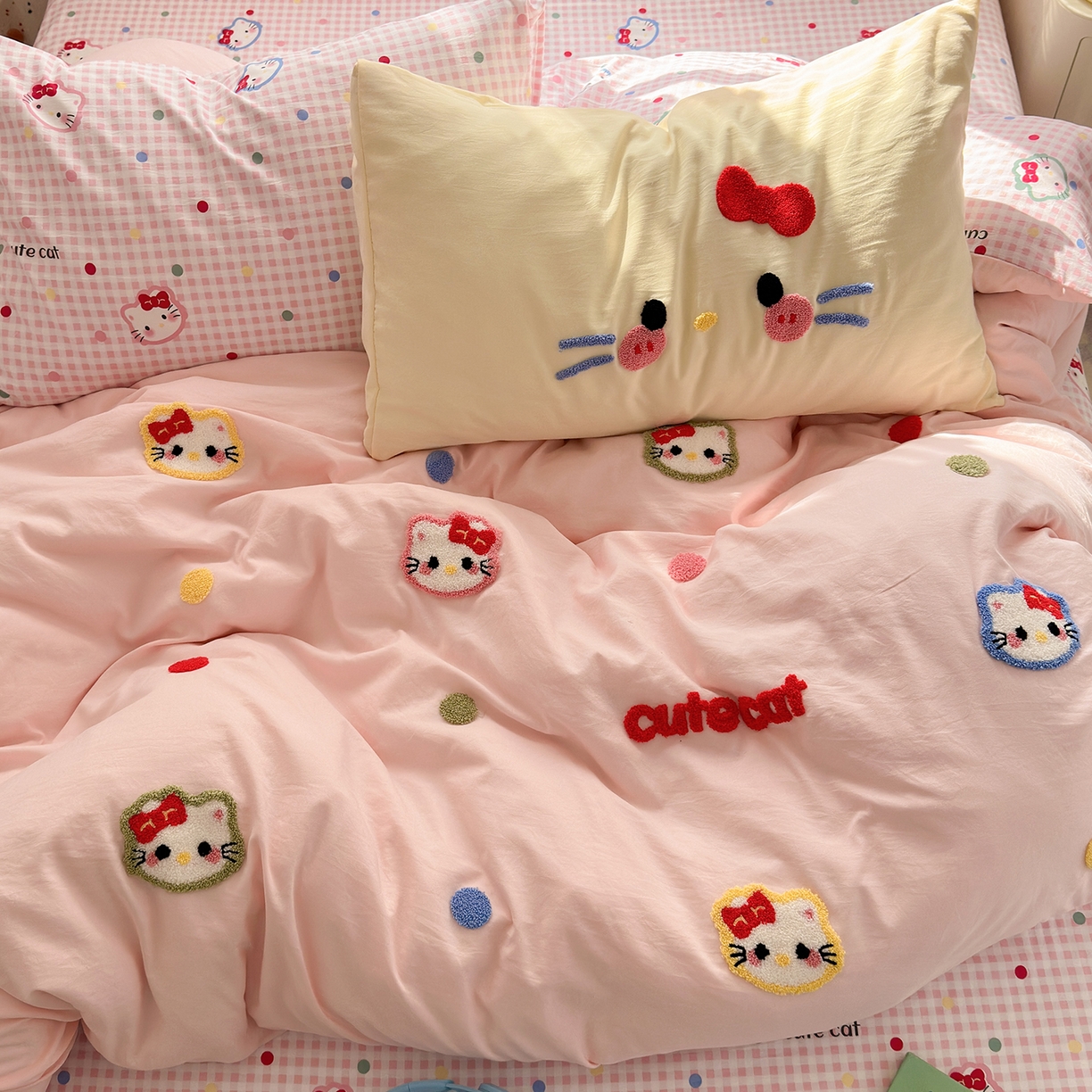 91家纺网 家纺一手货源 找家纺 彩韵家纺 2025新款水洗棉毛巾绣可爱猫咪系列 晚安喵-粉