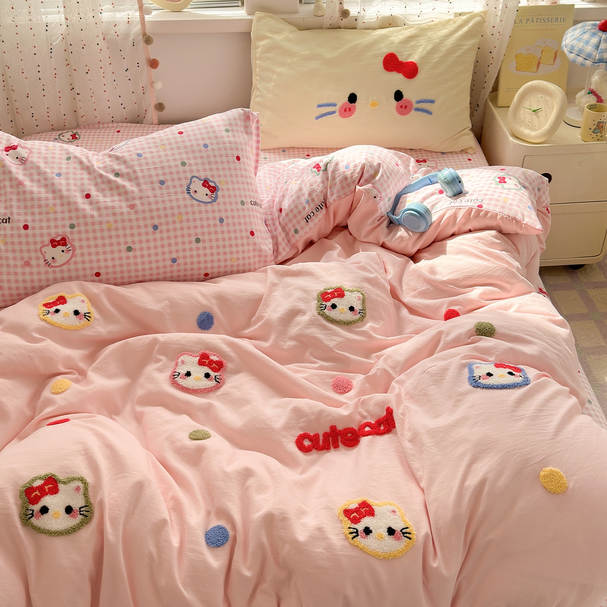 91家纺网 家纺一手货源 找家纺 彩韵家纺 2025新款水洗棉毛巾绣可爱猫咪系列 晚安喵-粉