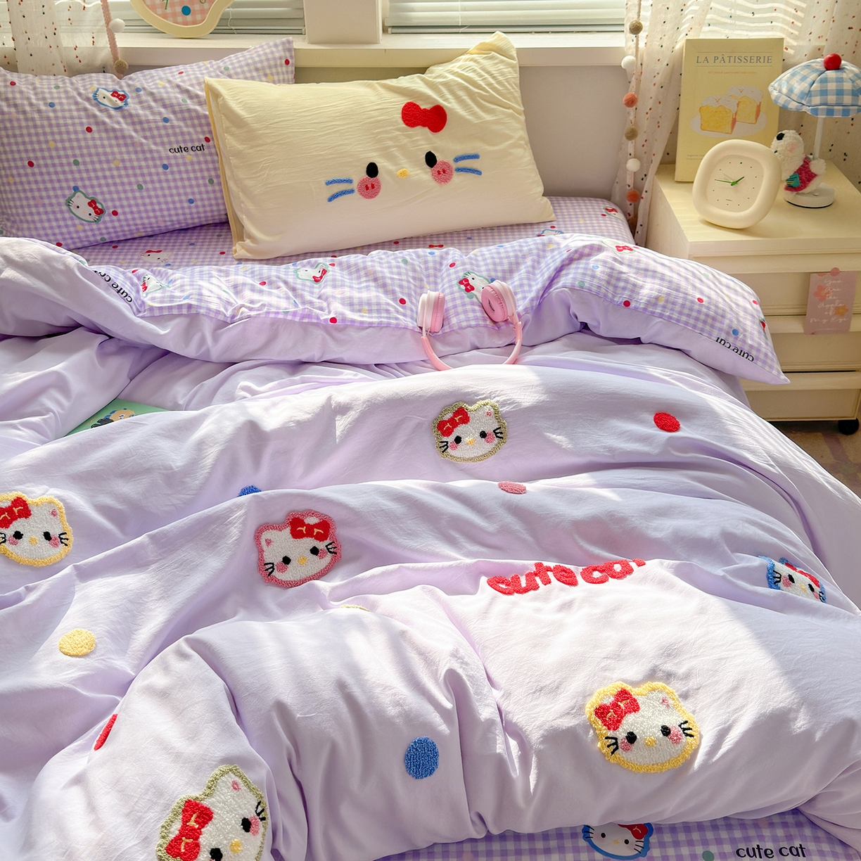 91家纺网 家纺一手货源 找家纺 彩韵家纺 2025新款水洗棉毛巾绣可爱猫咪系列 晚安喵-紫