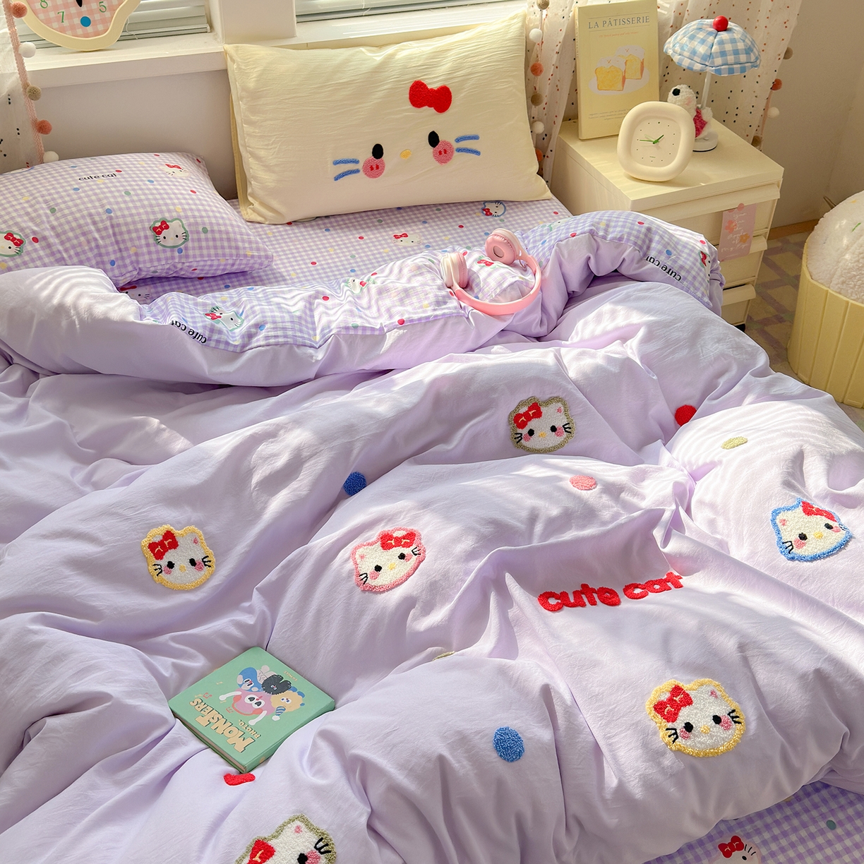 91家纺网 家纺一手货源 找家纺 彩韵家纺 2025新款水洗棉毛巾绣可爱猫咪系列 晚安喵-紫