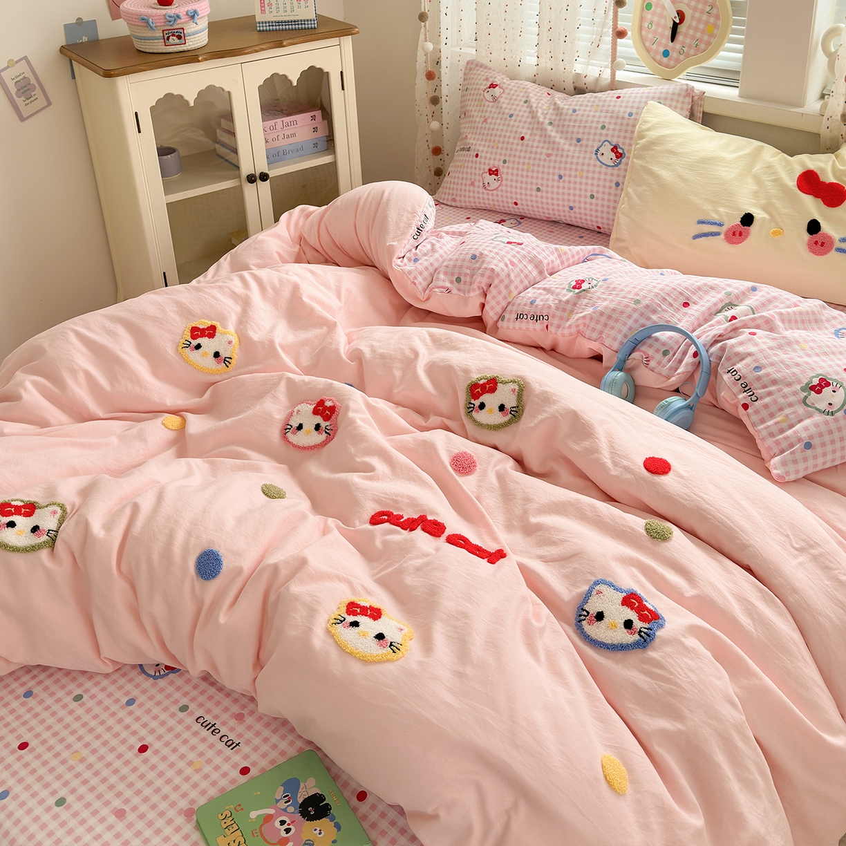 91家纺网 家纺一手货源 找家纺 彩韵家纺 2025新款水洗棉毛巾绣可爱猫咪系列 晚安喵-粉