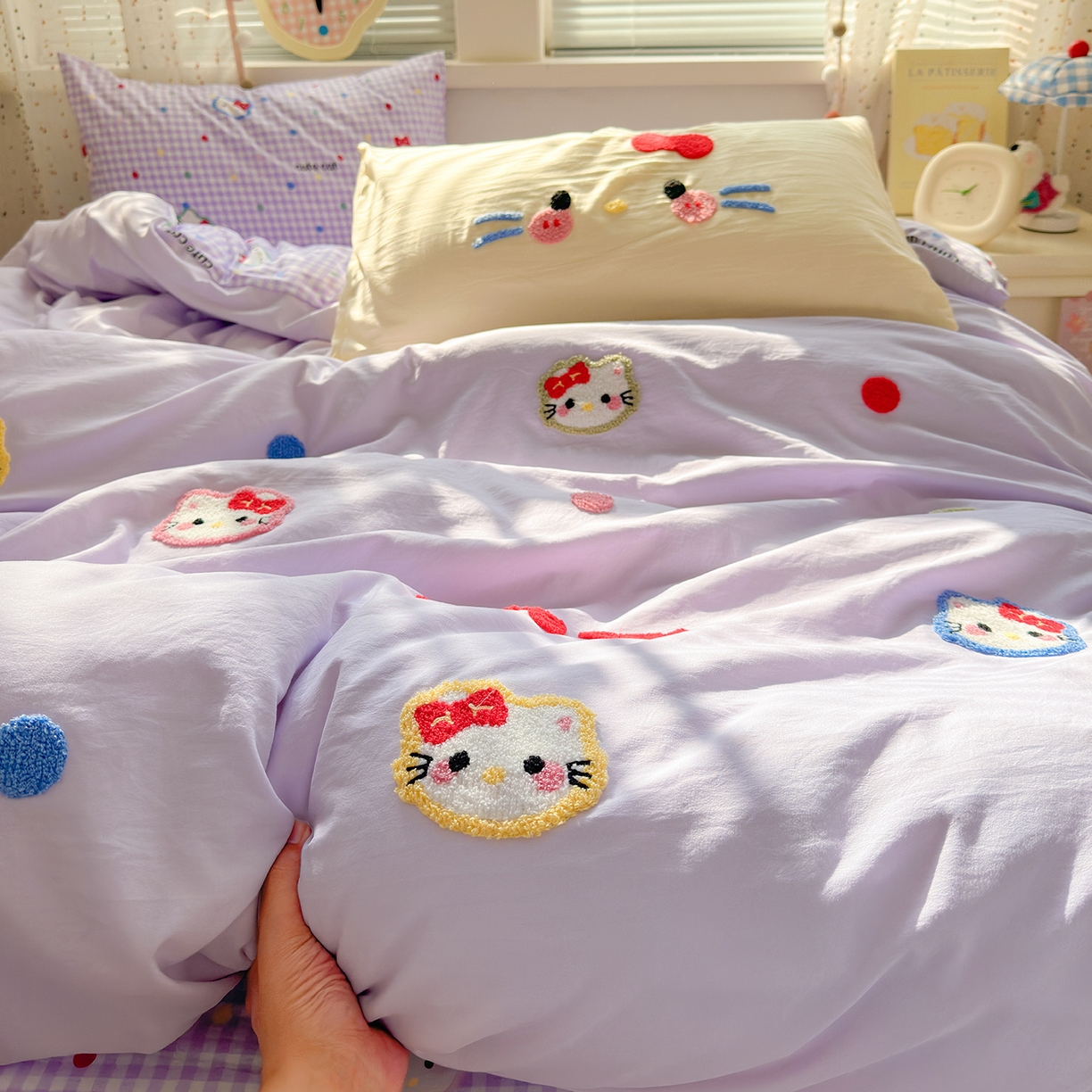 91家纺网 家纺一手货源 找家纺 彩韵家纺 2025新款水洗棉毛巾绣可爱猫咪系列 晚安喵-紫