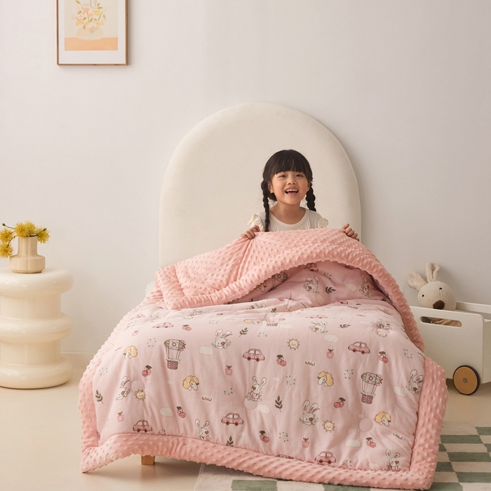 91家纺网 家纺一手货源 找家纺 嗨生活 2025年新款全棉纯棉双层纱豆豆被儿童被春秋被冬被幼儿园被子 花丛小兔