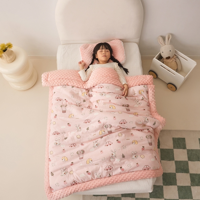 91家纺网 家纺一手货源 找家纺 嗨生活 2025年新款全棉纯棉双层纱豆豆被儿童被春秋被冬被幼儿园被子 花丛小兔