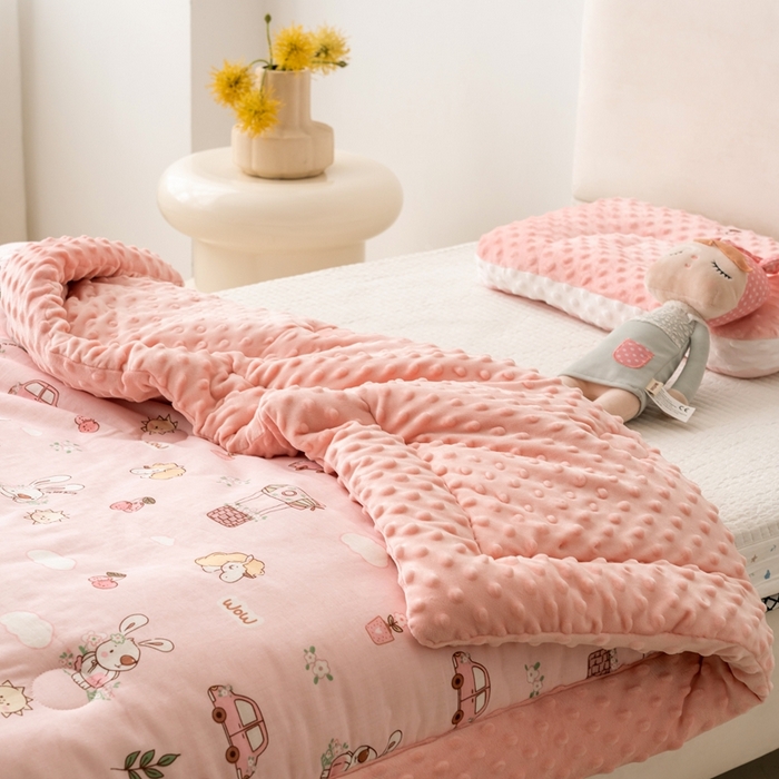 91家纺网 家纺一手货源 找家纺 嗨生活 2025年新款全棉纯棉双层纱豆豆被儿童被春秋被冬被幼儿园被子 花丛小兔