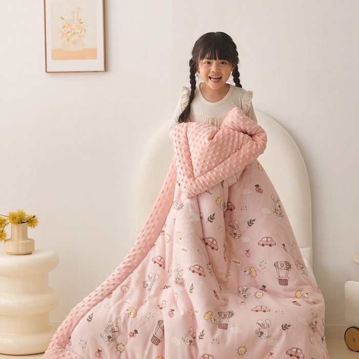 91家纺网 家纺一手货源 找家纺 嗨生活 2025年新款全棉纯棉双层纱豆豆被儿童被春秋被冬被幼儿园被子 花丛小兔