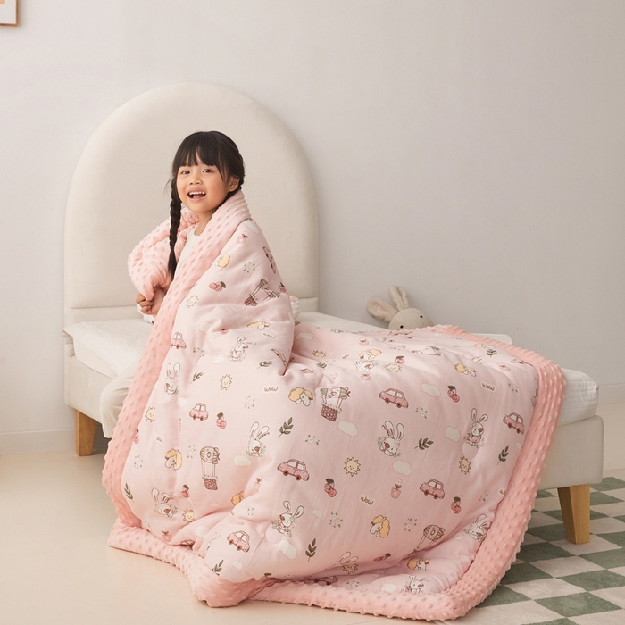 91家纺网 家纺一手货源 找家纺 嗨生活 2025年新款全棉纯棉双层纱豆豆被儿童被春秋被冬被幼儿园被子 花丛小兔