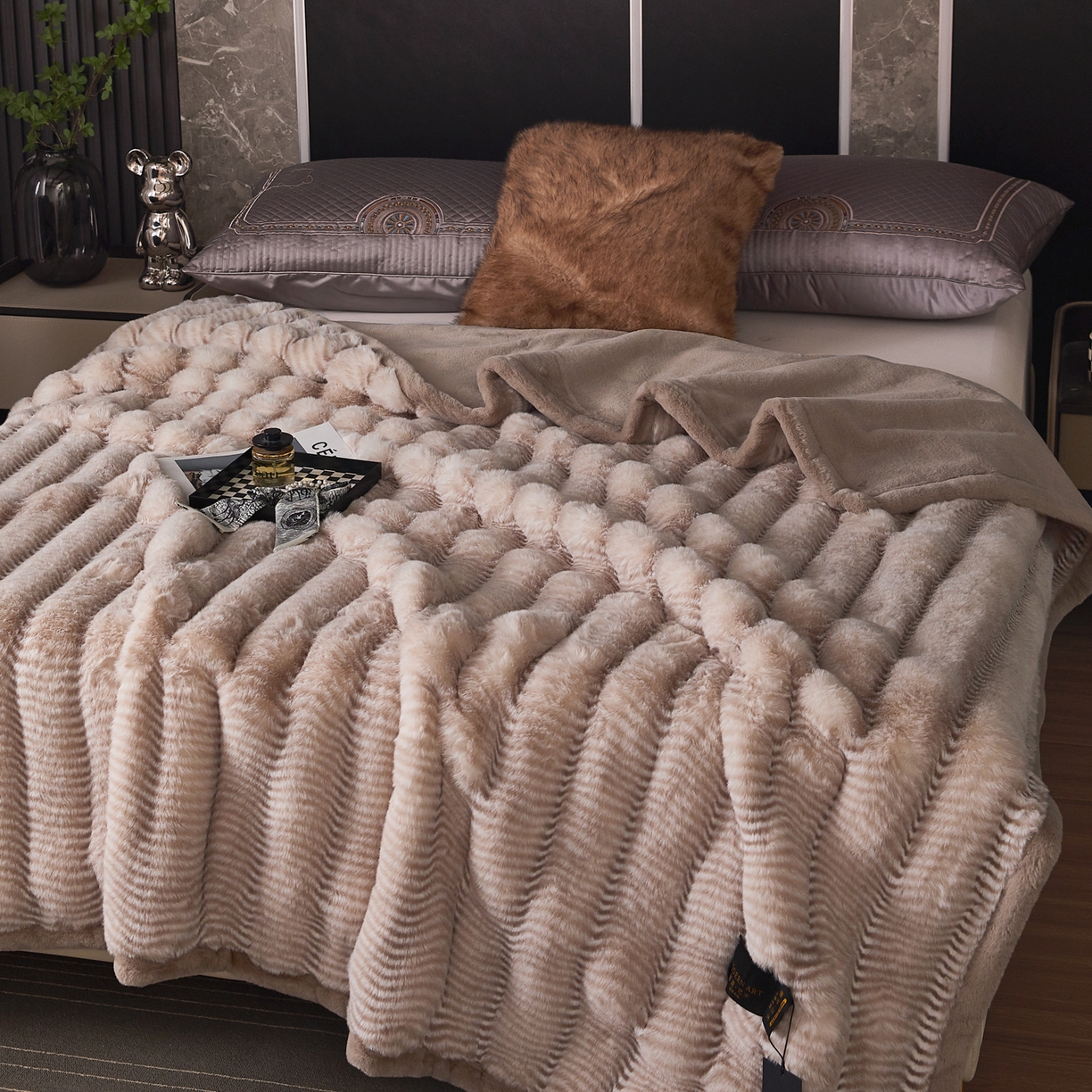 91家纺网 家纺一手货源 找家纺  2025新款加厚10斤仿大兔毛艺术毯轻奢拉舍尔毛毯子水貂绒午睡盖毯被子婚庆盖毯 波浪-驼色