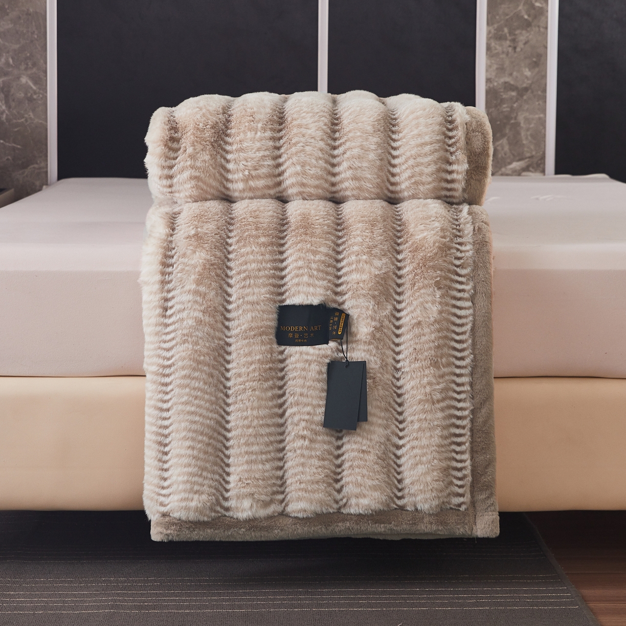 91家纺网 家纺一手货源 找家纺  2025新款加厚10斤仿大兔毛艺术毯轻奢拉舍尔毛毯子水貂绒午睡盖毯被子婚庆盖毯 波浪-驼色