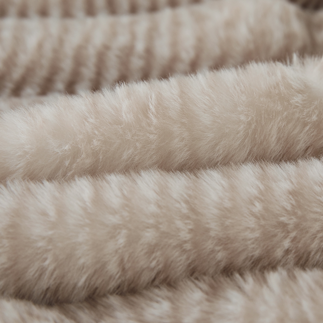 91家纺网 家纺一手货源 找家纺  2025新款加厚10斤仿大兔毛艺术毯轻奢拉舍尔毛毯子水貂绒午睡盖毯被子婚庆盖毯 波浪-驼色