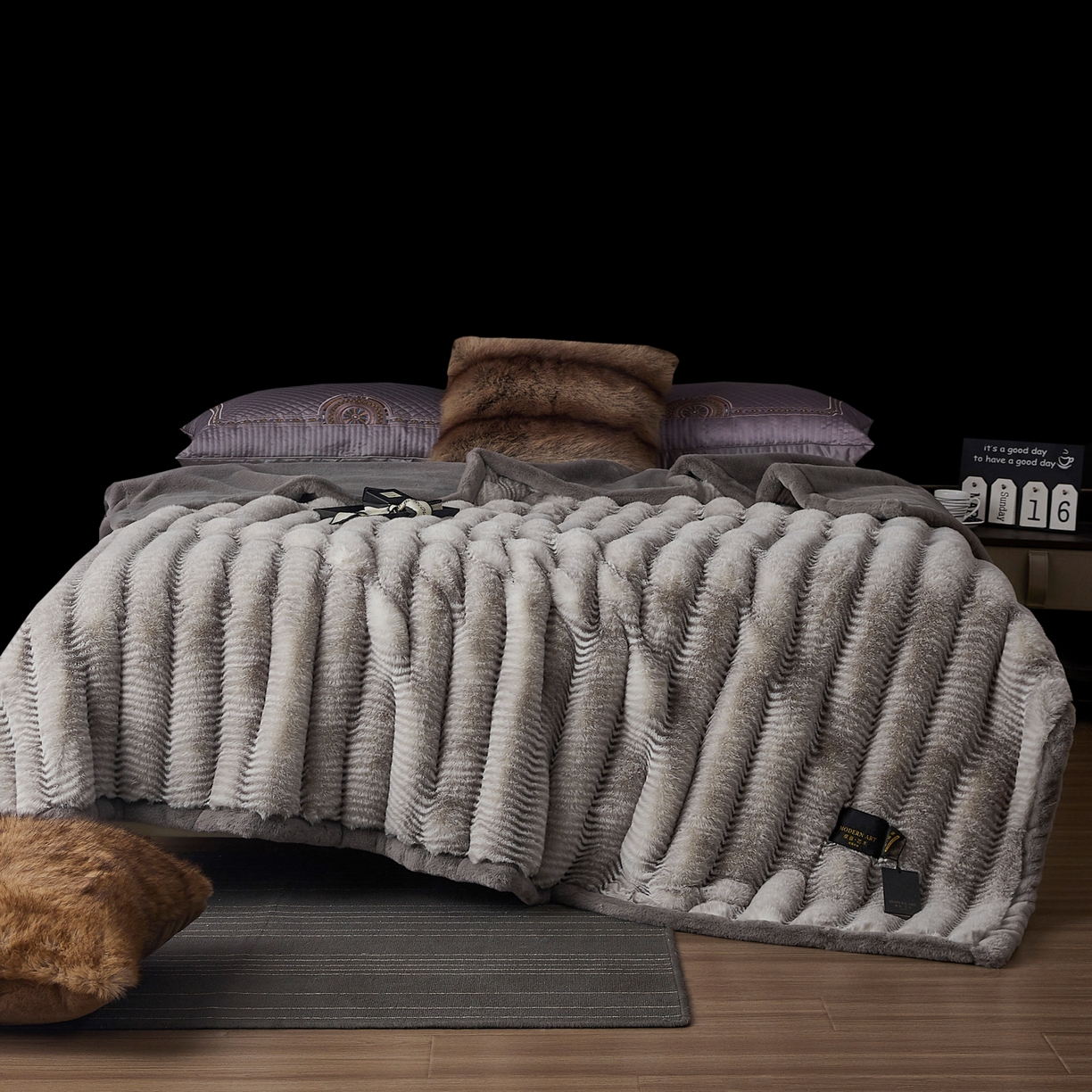 91家纺网 家纺一手货源 找家纺  2025新款加厚10斤仿大兔毛艺术毯轻奢拉舍尔毛毯子水貂绒午睡盖毯被子婚庆盖毯 波浪-灰色