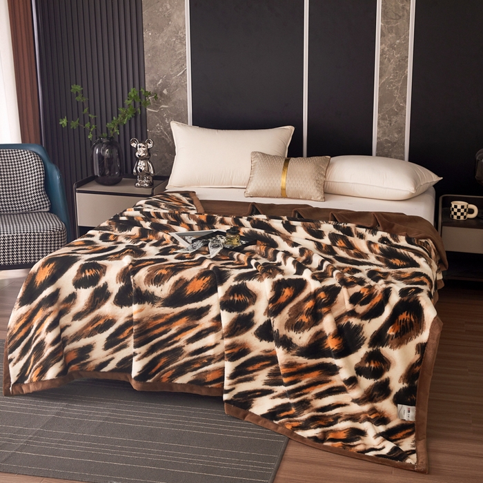 91家纺网 家纺一手货源 找家纺  2025新款仿水貂绒兔毛绒雪棉绒云貂绒拉舍尔双层复合毛毯子 美拉德-豹点咖