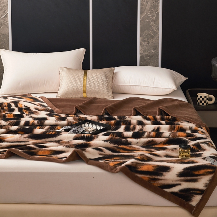 91家纺网 家纺一手货源 找家纺  2025新款仿水貂绒兔毛绒雪棉绒云貂绒拉舍尔双层复合毛毯子 美拉德-豹点咖