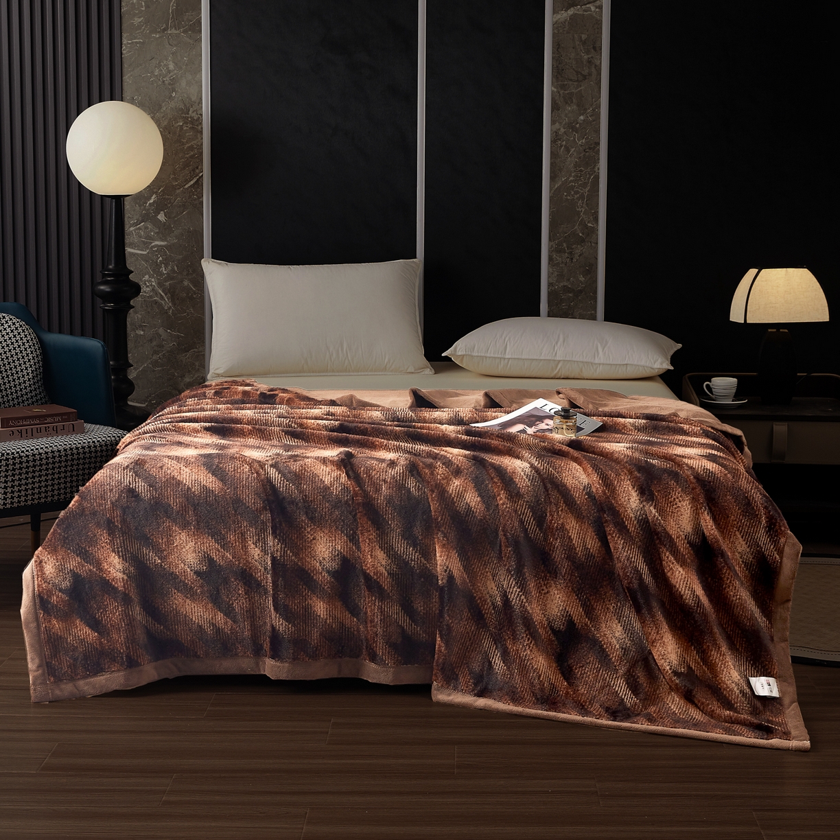 91家纺网 家纺一手货源 找家纺  2025新款仿水貂绒兔毛绒雪棉绒云貂绒拉舍尔双层复合毛毯子 美拉德-千鸟格咖