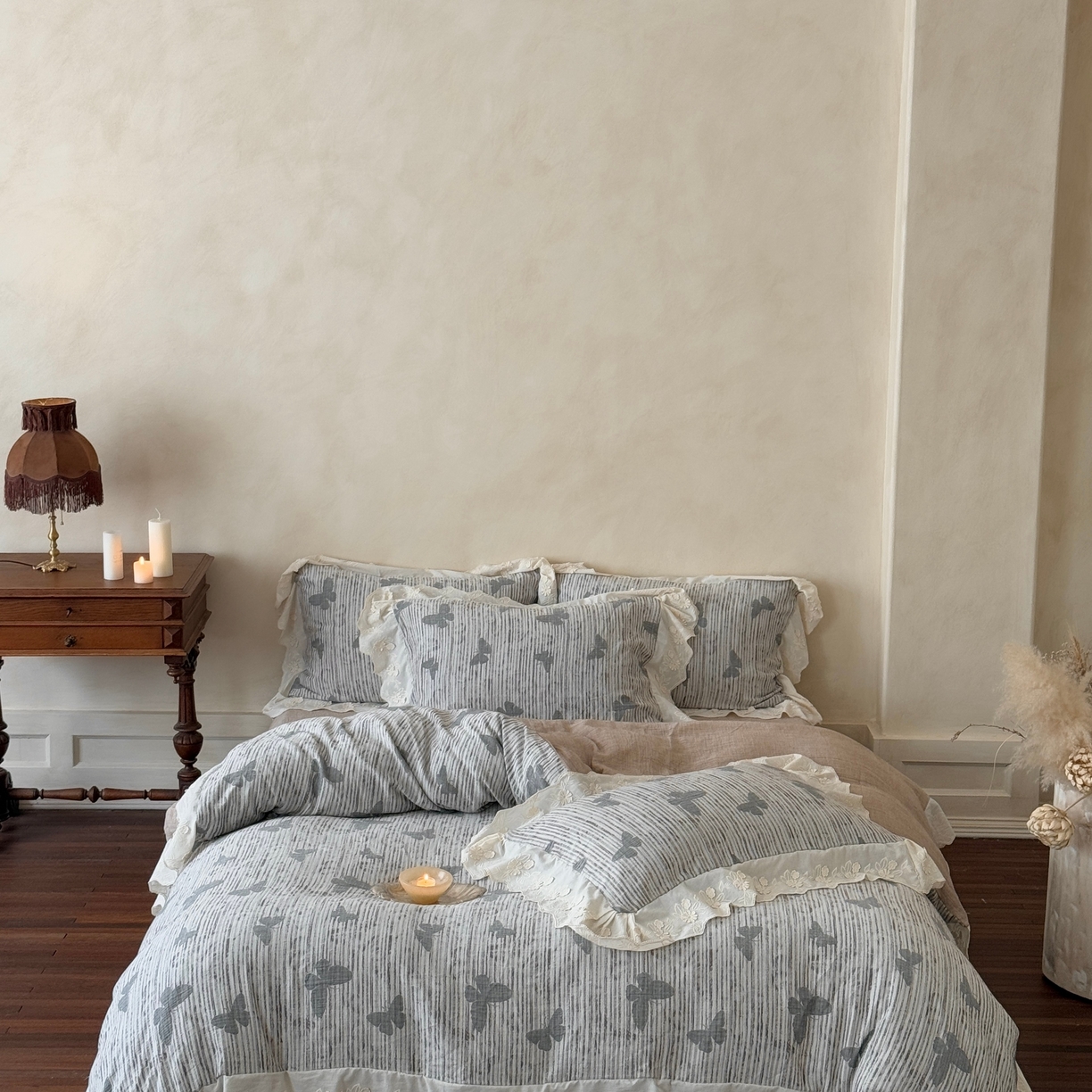 91家纺网 家纺一手货源 找家纺 （总）旷野 2025新款空气层提花皱皱纱碎花边工艺款四件套-蝶梦