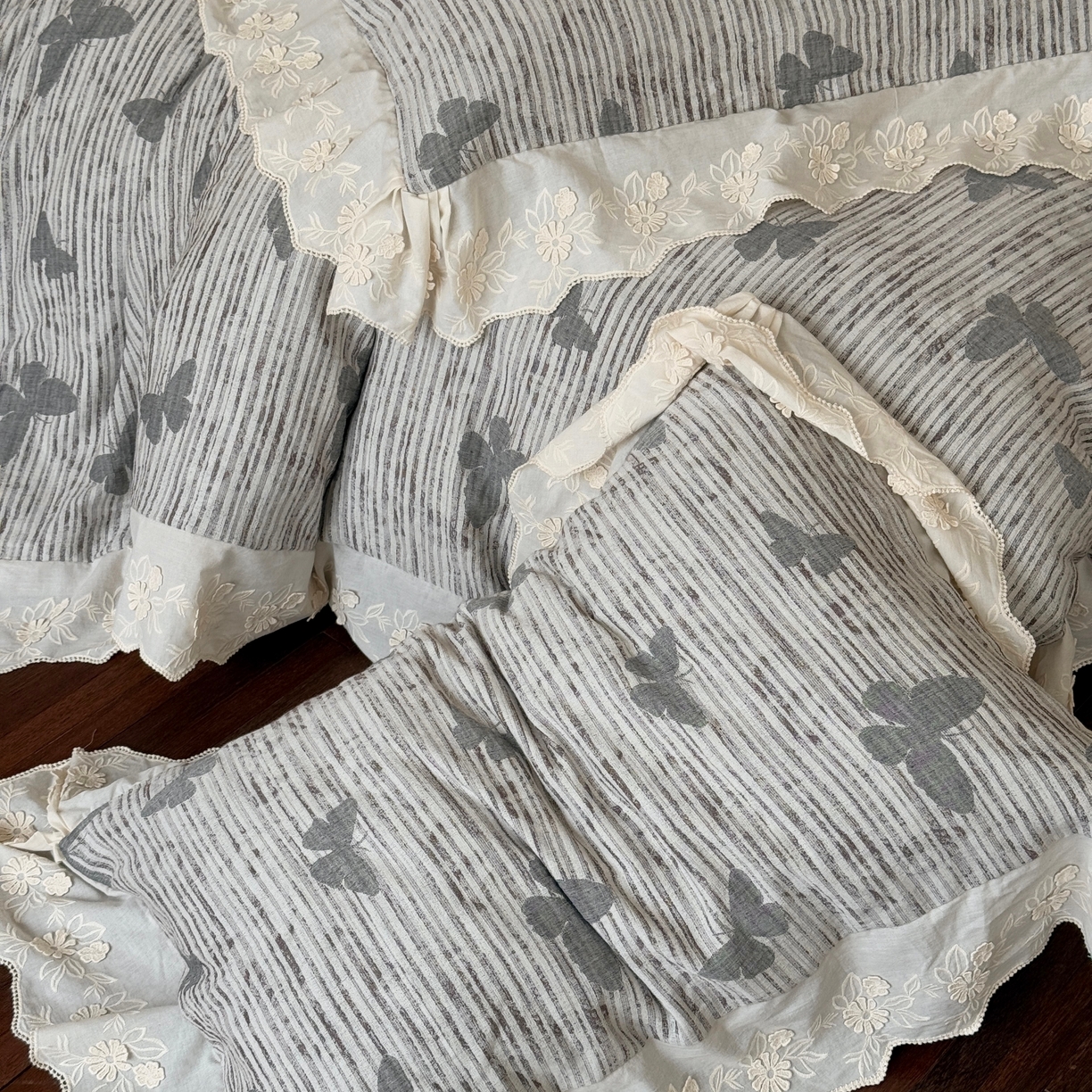 91家纺网 家纺一手货源 找家纺 （总）旷野 2025新款空气层提花皱皱纱碎花边工艺款四件套-蝶梦