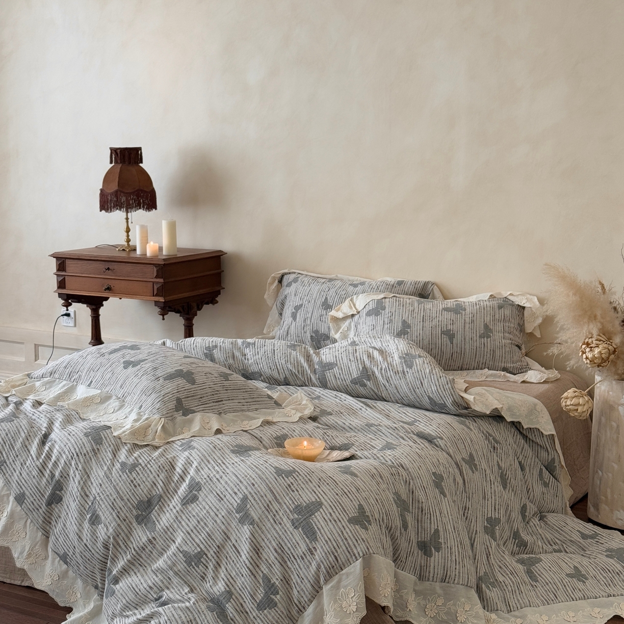 91家纺网 家纺一手货源 找家纺 （总）旷野 2025新款空气层提花皱皱纱碎花边工艺款四件套-蝶梦