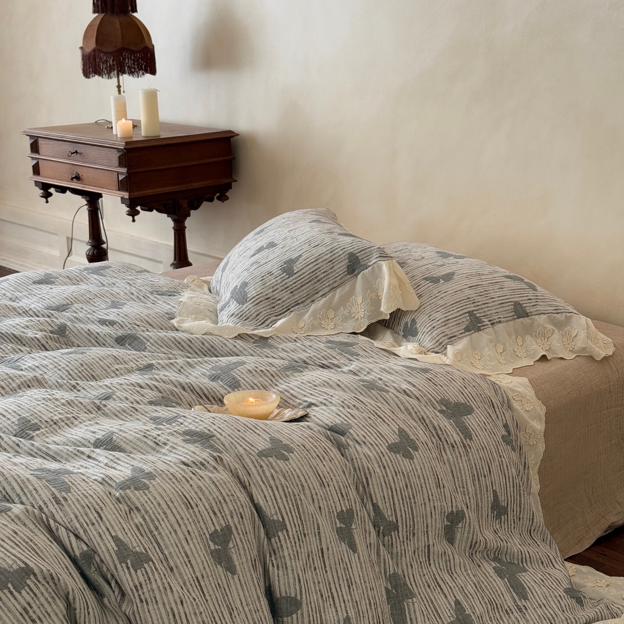 91家纺网 家纺一手货源 找家纺 （总）旷野 2025新款空气层提花皱皱纱碎花边工艺款四件套-蝶梦