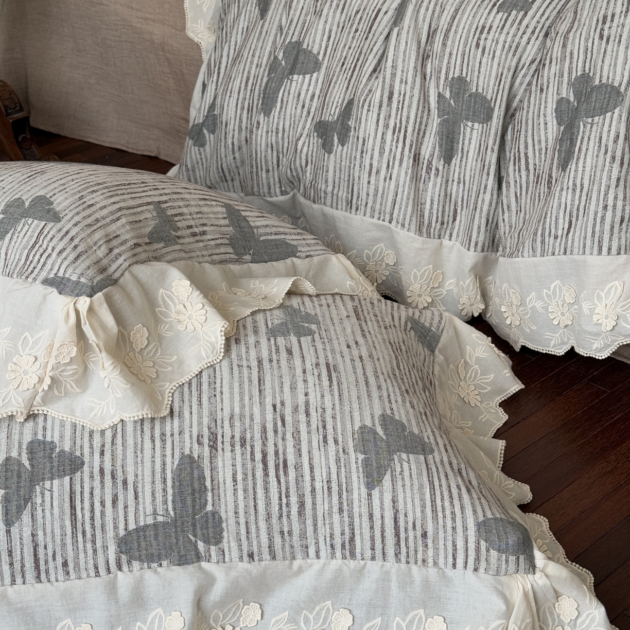 91家纺网 家纺一手货源 找家纺 （总）旷野 2025新款空气层提花皱皱纱碎花边工艺款四件套-蝶梦