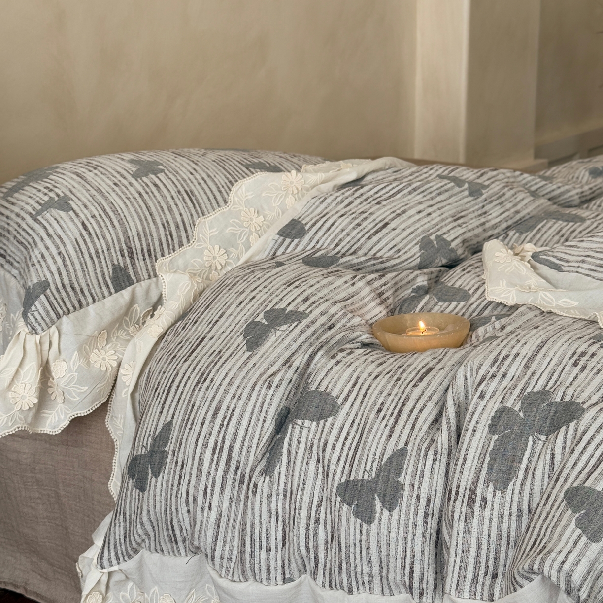 91家纺网 家纺一手货源 找家纺 （总）旷野 2025新款空气层提花皱皱纱碎花边工艺款四件套-蝶梦