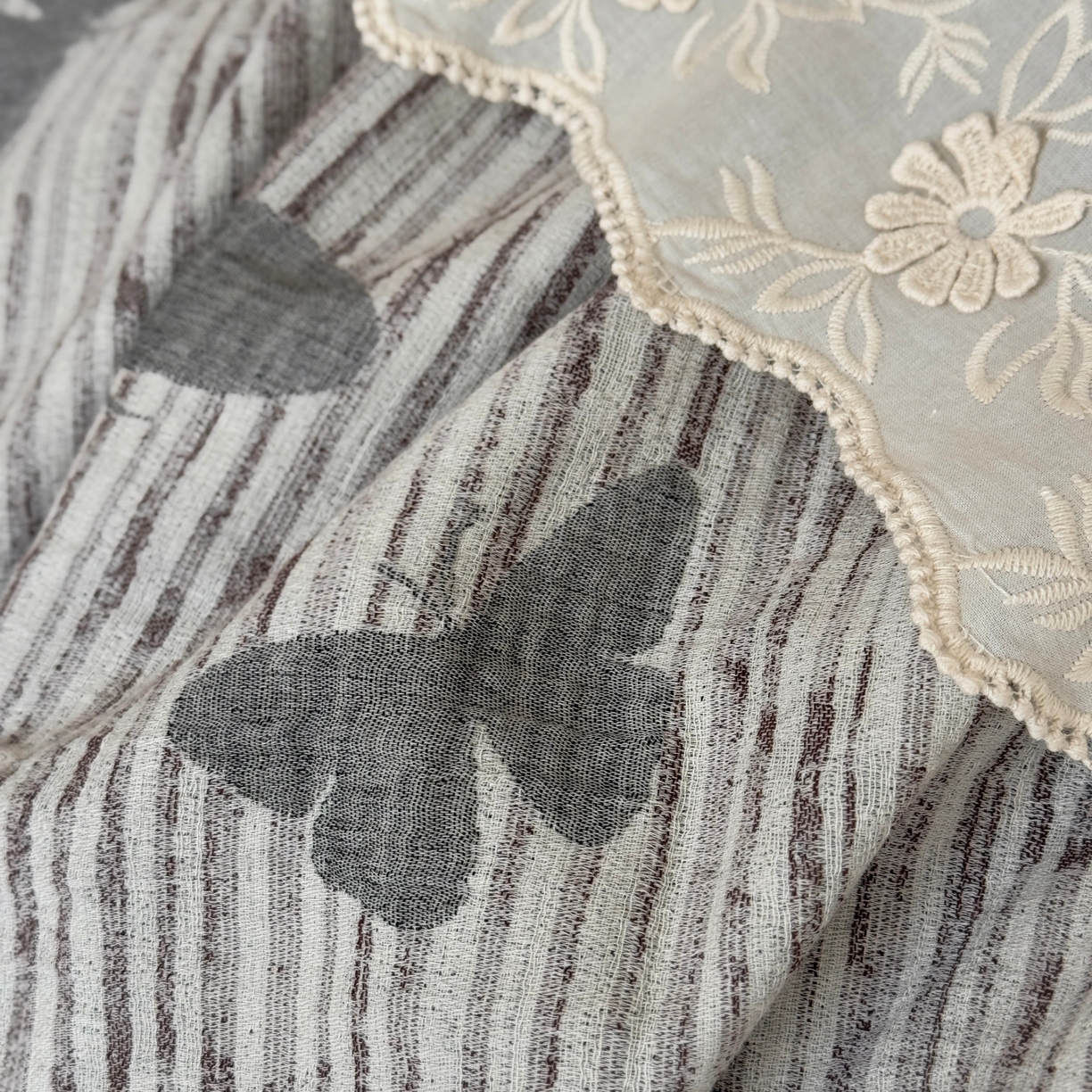 91家纺网 家纺一手货源 找家纺 （总）旷野 2025新款空气层提花皱皱纱碎花边工艺款四件套-蝶梦