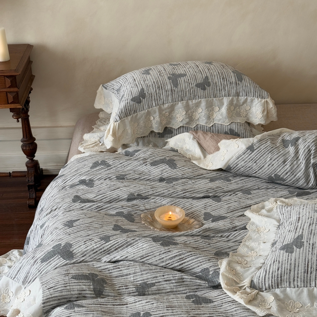 91家纺网 家纺一手货源 找家纺 （总）旷野 2025新款空气层提花皱皱纱碎花边工艺款四件套-蝶梦