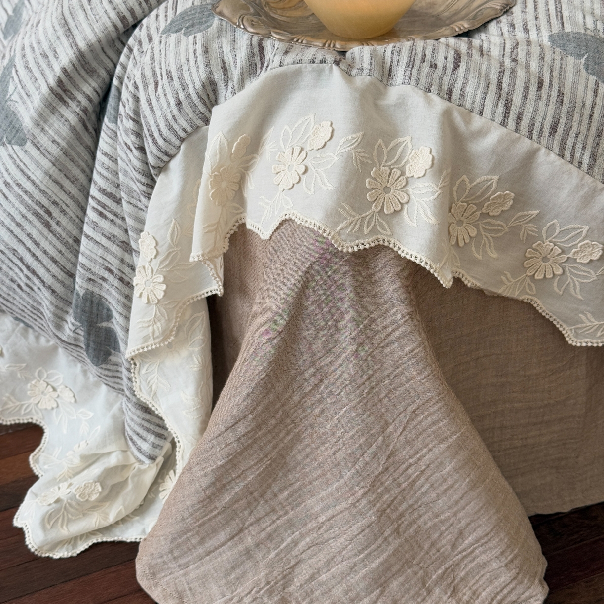 91家纺网 家纺一手货源 找家纺 （总）旷野 2025新款空气层提花皱皱纱碎花边工艺款四件套-蝶梦