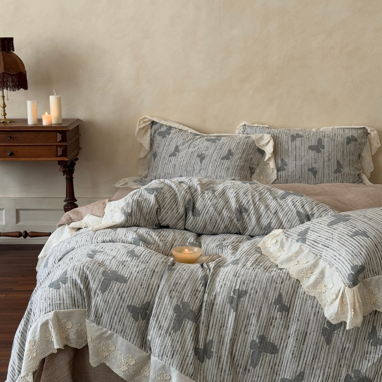 91家纺网 家纺一手货源 找家纺 （总）旷野 2025新款空气层提花皱皱纱碎花边工艺款四件套-蝶梦