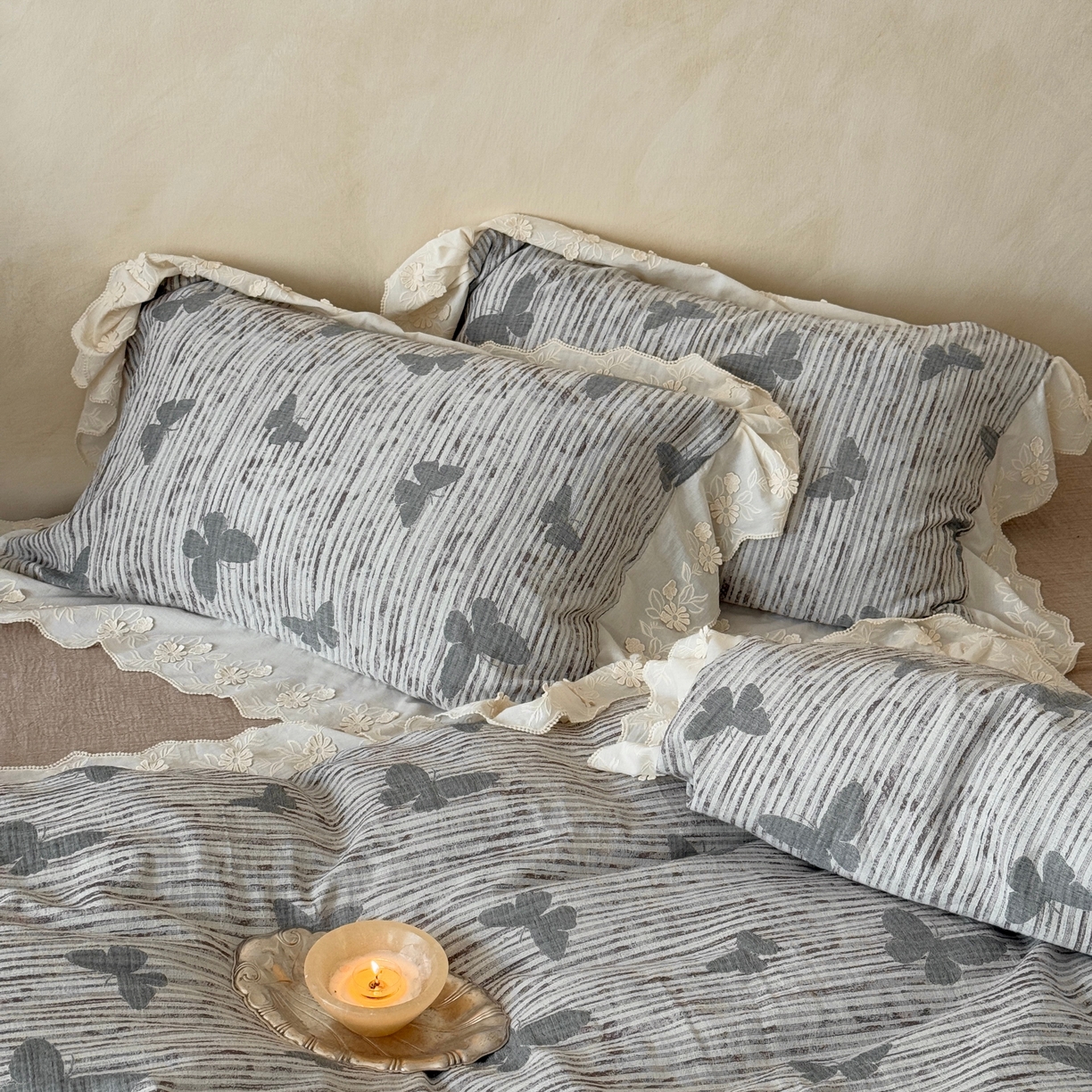 91家纺网 家纺一手货源 找家纺 （总）旷野 2025新款空气层提花皱皱纱碎花边工艺款四件套-蝶梦