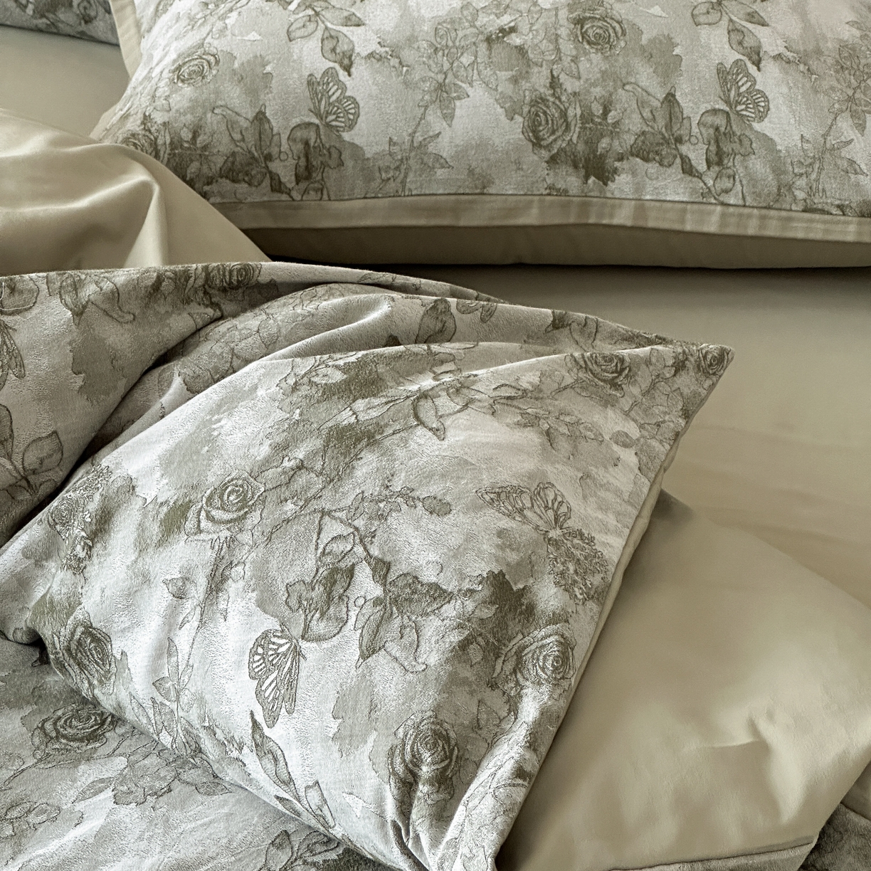 91家纺网 家纺一手货源 找家纺 旷野 2025新款双色提花100支磨毛四件套-薄雾玫瑰 薄雾玫瑰-摩登绿