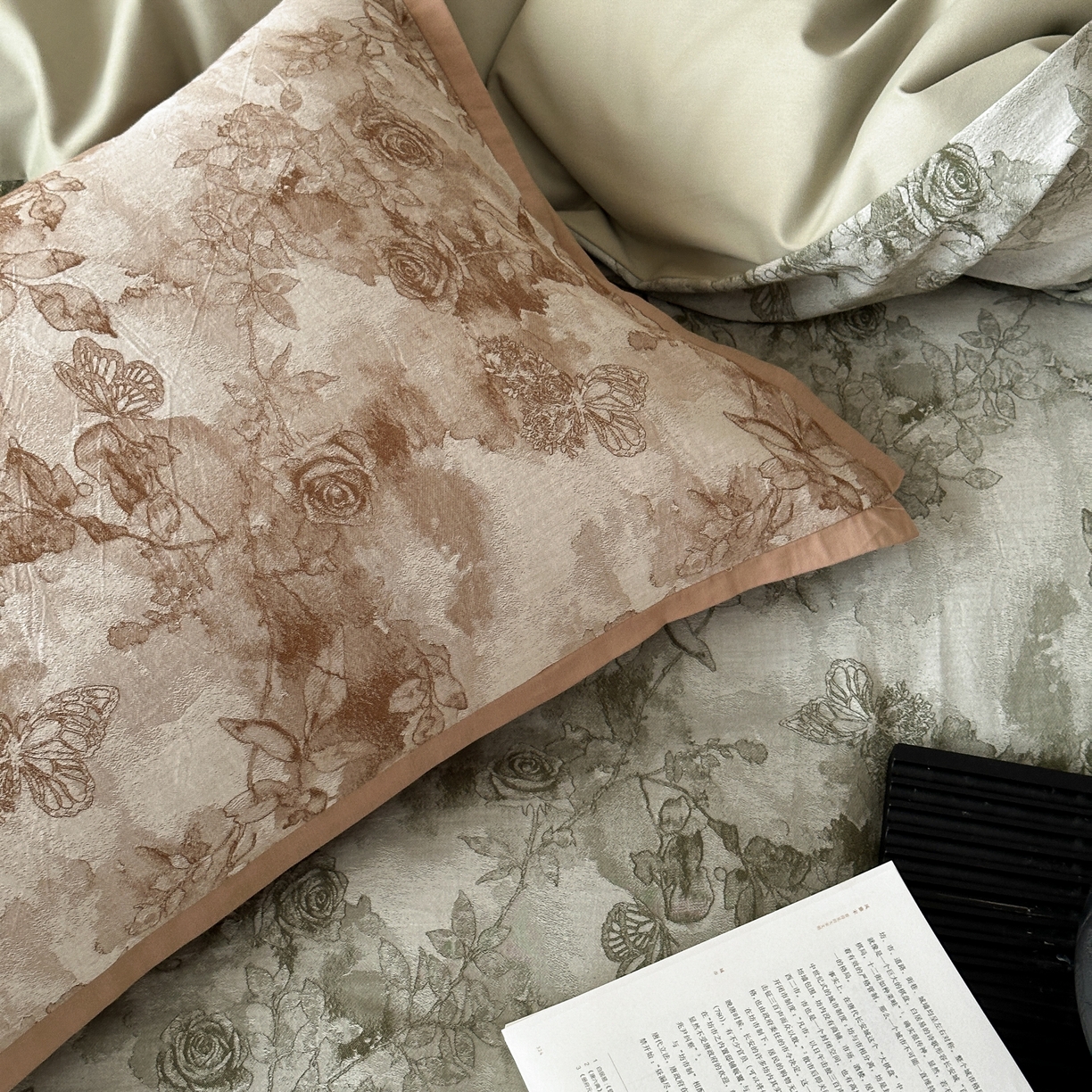 91家纺网 家纺一手货源 找家纺 旷野 2025新款双色提花100支磨毛四件套-薄雾玫瑰 薄雾玫瑰-摩登绿