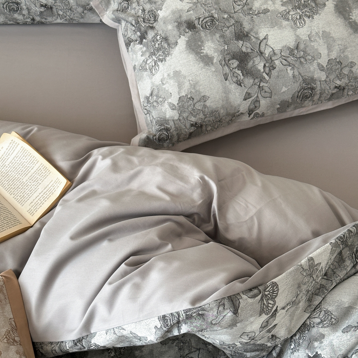 91家纺网 家纺一手货源 找家纺 旷野 2025新款双色提花100支磨毛四件套-薄雾玫瑰 薄雾玫瑰-乌木灰