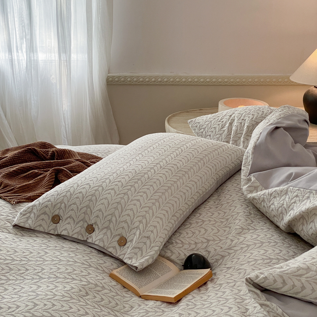 91家纺网 家纺一手货源 找家纺 旷野 2025新款全棉色织大提花100支磨毛四件套 千枝叶-灰