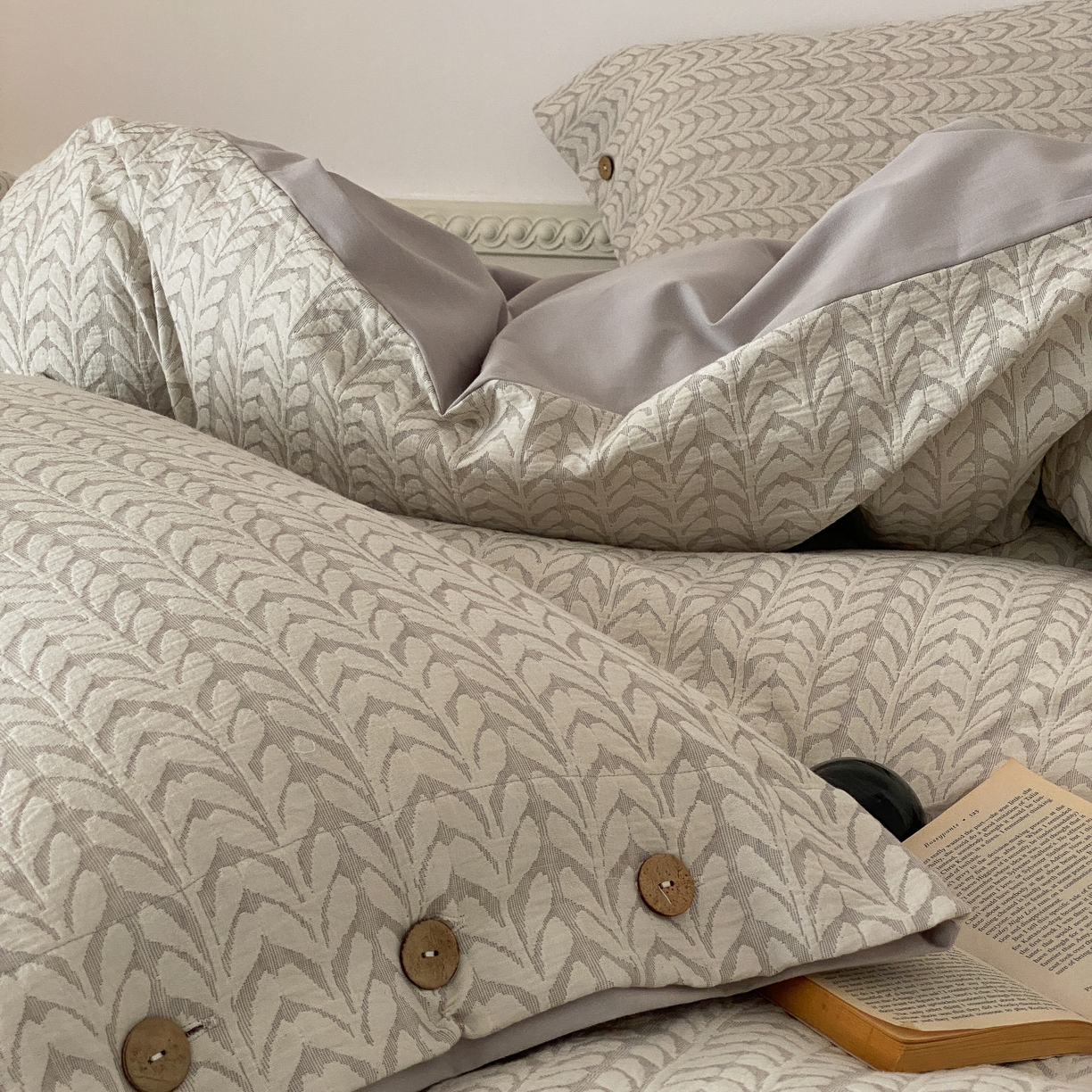 91家纺网 家纺一手货源 找家纺 旷野 2025新款全棉色织大提花100支磨毛四件套 千枝叶-灰