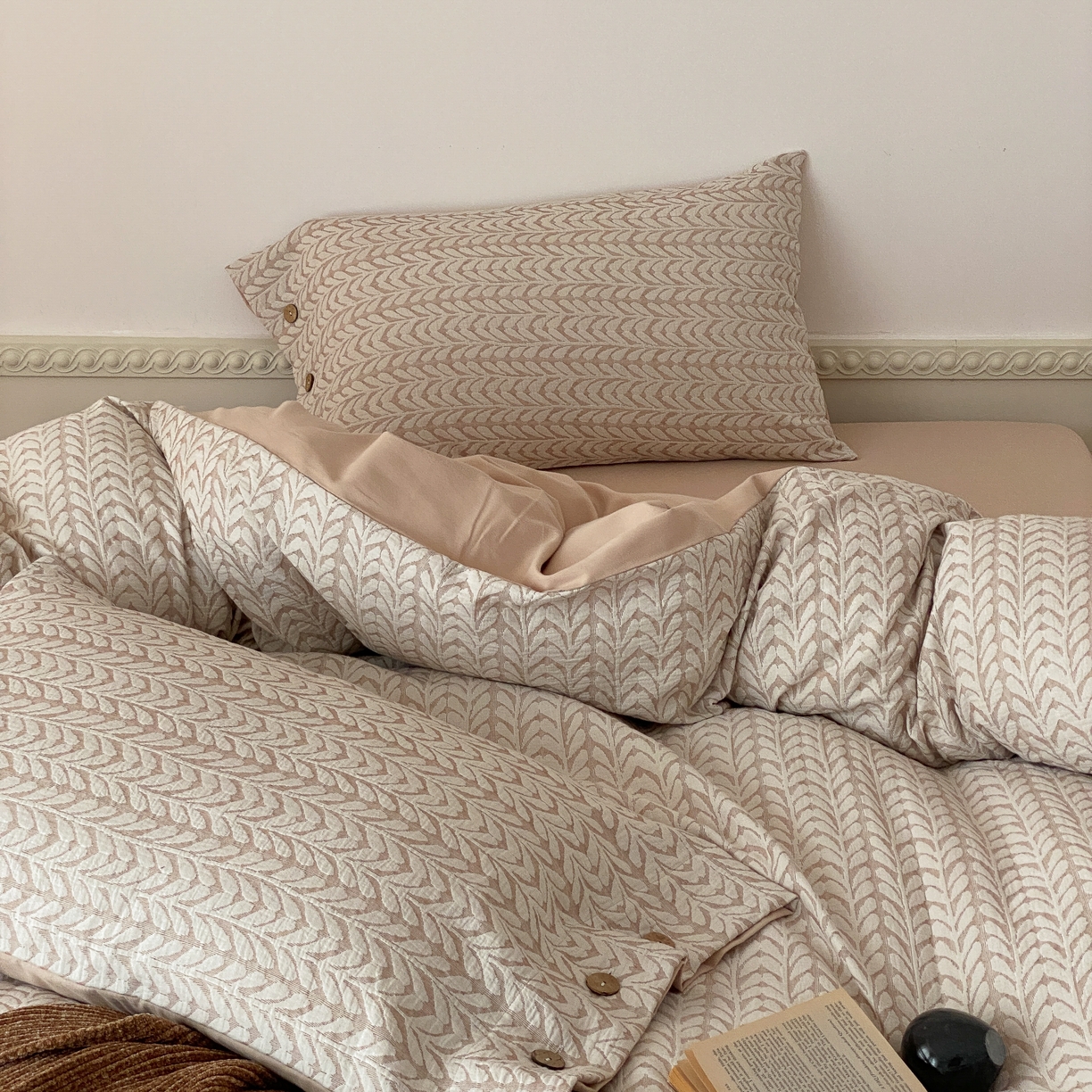 91家纺网 家纺一手货源 找家纺 旷野 2025新款全棉色织大提花100支磨毛四件套 千枝叶-奶咖